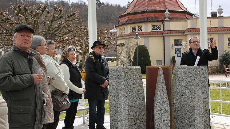 Thomas Gunkel (rechts) erklärt die Bedeutung der Heilquellen für das Staatsbad Bad Brückenau - hier im Pavillon vor dem Badhotel. Foto: Ulrike Müller