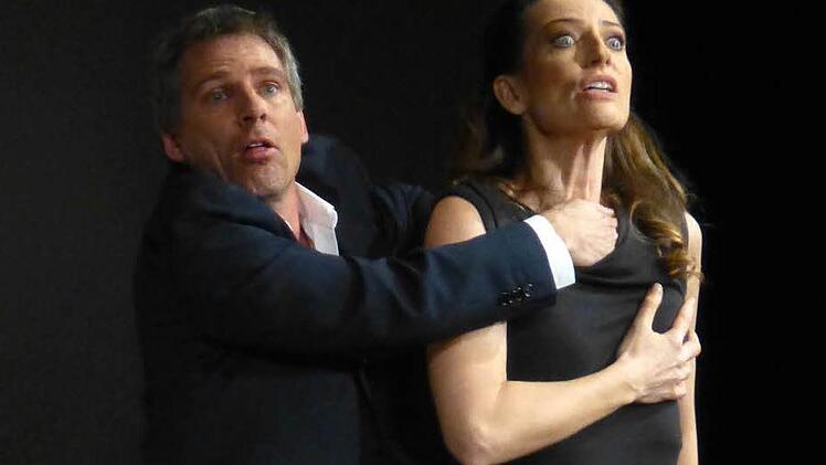 Slapstick am Anfang, sogar etwas Tiefgang am Schluss, aber immer gut gespielt: Nicola Ransom und René Steinke in der Inszenierung der Berliner "Komödie am Kurfürstendamm" von Barry Creytons "Doppelfehler" beim Gastspiel im Bad Kissinger Kurtheater. Foto: Gerhild Ahnert