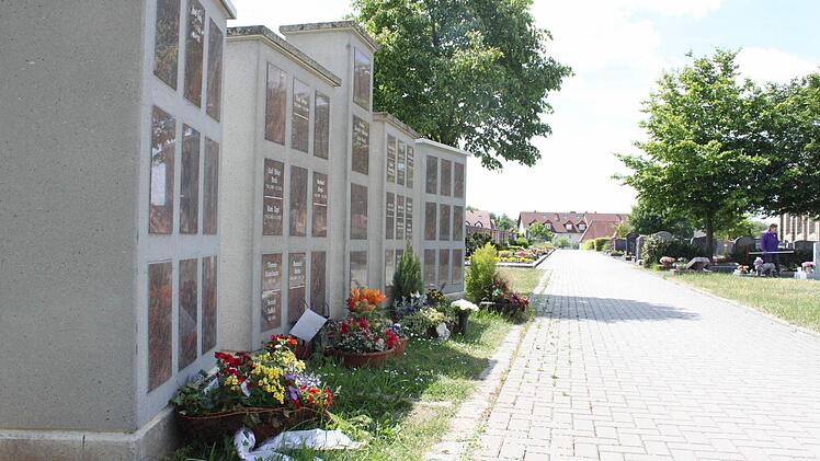 Die neue Urnenwand in Ebensfeld