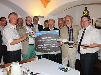 4972 Unterschriften und 372 Postkarten übergaben die Biwo-Mitglieder am Mittwoch an Staatssekretär Gerhard Eck (r.). Foto: privat