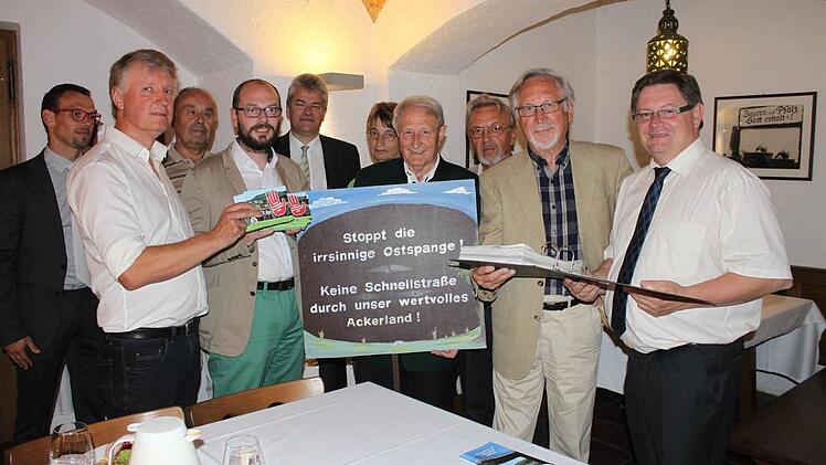 4972 Unterschriften und 372 Postkarten übergaben die Biwo-Mitglieder am Mittwoch an Staatssekretär Gerhard Eck (r.). Foto: privat