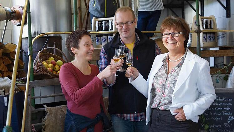 In der Brennerei stoßen mit dem neuen Whisky an (v. l.): Heidi Brehmer-Knauer, Michael Knauer und Bürgermeisterin Bauer.