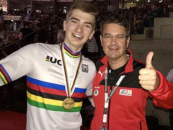 Fränkische Freuden bei der Hallenrad-WM in Stuttgart. Links der Kunstrad-Weltmeister aus Kirchehrenbach, Lukas Kohl, rechts Mannschaftsarzt Frank Pensel aus Kulmbach. Foto: privat