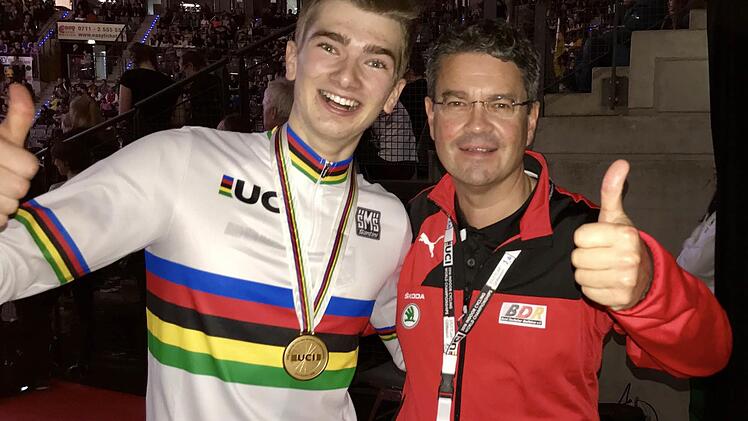 Fränkische Freuden bei der Hallenrad-WM in Stuttgart. Links der Kunstrad-Weltmeister aus Kirchehrenbach, Lukas Kohl, rechts Mannschaftsarzt Frank Pensel aus Kulmbach. Foto: privat