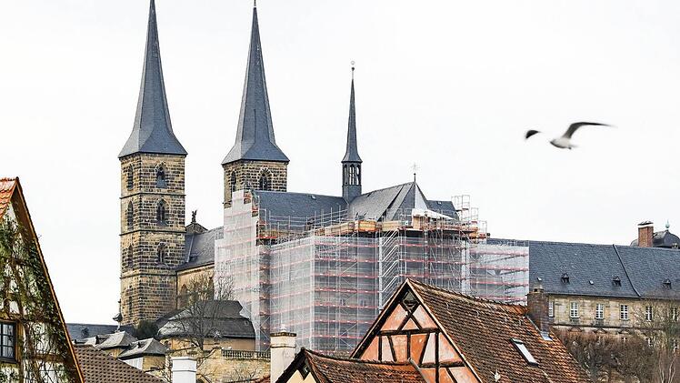 Weithin sichtbar wie die Kirche St. Michael ist auch das Gerüst, das heuer umfangreicher werden dürfte. Foto: Matthias Hoch