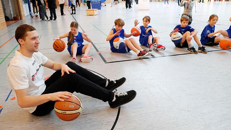 Förderschultag von Brose Bamberg am 6. Februar 2017 in der Aurachtalhalle Stegaurach: Die Basketball-Profis des Deutschen Meisters trainieren 140 Kinder. Foto: Daniel Löb
