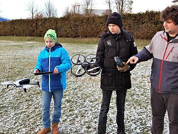 In Begleitung von Philipp Pfülb (rechts), dem Leiter des Jugend- und Kulturzentrums (JuKuZ), lassen Maximilian Menz (links) und Jan Matejske ihre Drohnen fliegen. Sigismund von Dobschütz
