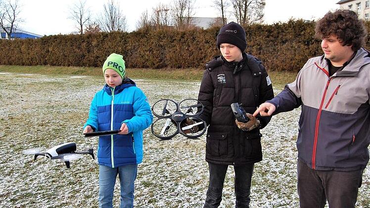 In Begleitung von Philipp Pfülb (rechts), dem Leiter des Jugend- und Kulturzentrums (JuKuZ), lassen Maximilian Menz (links) und Jan Matejske ihre Drohnen fliegen. Sigismund von Dobschütz