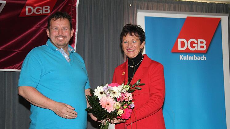 DGB-Kreisvorsitzender Detlef Ramming bedankt sich 2017 bei der Mairednerin und Landtagsvizepräsidentin Inge Aures. Foto: Archiv