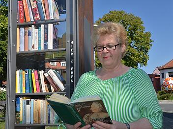 Sie war die Erste: Irmgard Steinel vor dem neuen Bücherschrank am Postplatz. Der erhält an der Seite noch eine Hinweistafel, damit die Nutzer genau wissen, wie es funktioniert.