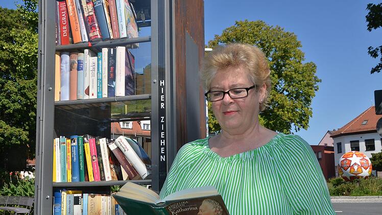 Sie war die Erste: Irmgard Steinel vor dem neuen Bücherschrank am Postplatz. Der erhält an der Seite noch eine Hinweistafel, damit die Nutzer genau wissen, wie es funktioniert.