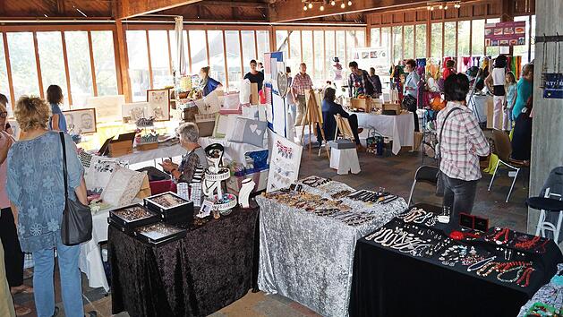 Zum ersten Kunsthandwerkermarkt strömten die Besucher in die Festscheune am Schafhof.  Foto: Elke Englert