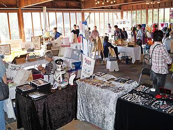 Zum ersten Kunsthandwerkermarkt strömten die Besucher in die Festscheune am Schafhof.  Foto: Elke Englert