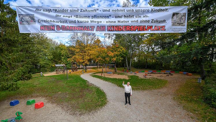 Norbert Tscherner hat ein Transparent über dem Spielplatz aufgehängt