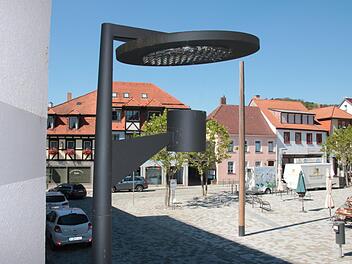 Für den Hammelburger Viehmarkt wurden 2016 eigens Leuchten entwickelt. Das Modell, bei dem ein Reflektor von unten angestrahlt wird, gibt es so zwar nicht mehr, in der Bahnhofstraße soll aber eine ähnliche Leuchte zum Einsatz kommen, weil für Hängeleuchten teure Fundamente nötig wären. Foto: Ralf Ruppert