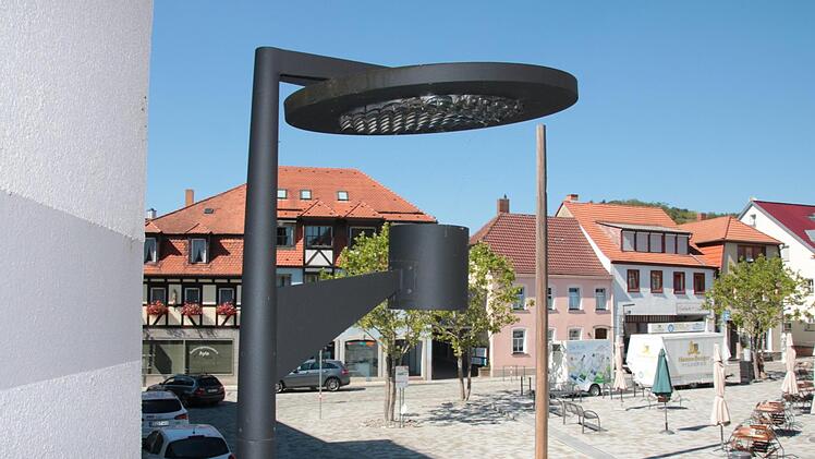 Für den Hammelburger Viehmarkt wurden 2016 eigens Leuchten entwickelt. Das Modell, bei dem ein Reflektor von unten angestrahlt wird, gibt es so zwar nicht mehr, in der Bahnhofstraße soll aber eine ähnliche Leuchte zum Einsatz kommen, weil für Hängeleuchten teure Fundamente nötig wären. Foto: Ralf Ruppert