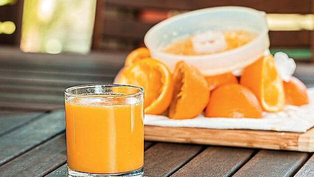 Am besten mit einem Strohhalm trinken: Frisch gepresster Orangensaft kann die Z&auml;hne angreifen.