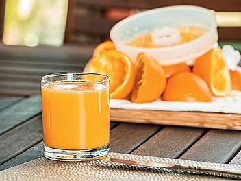 Am besten mit einem Strohhalm trinken: Frisch gepresster Orangensaft kann die Z&auml;hne angreifen.