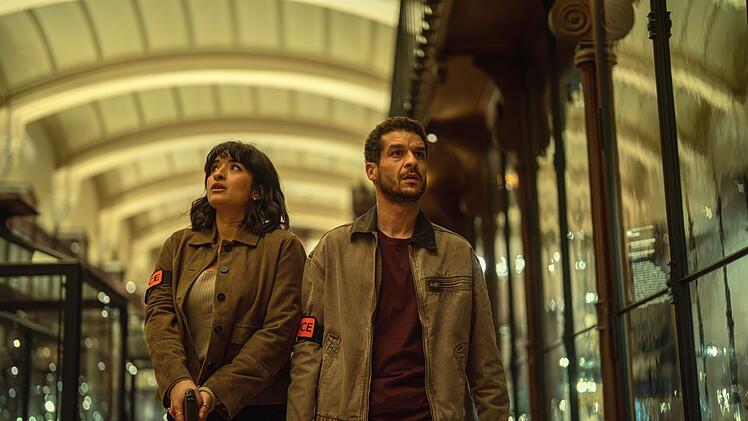 Die Polizei tappt wieder im Halbdunklen: Sofia (Shirine Boutella) und Youssef (Soufiane Guerrab) sind immer einen Schritt hinterher.