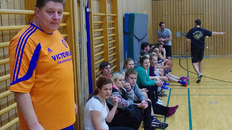 Neben den pausierenden Teilnehmern fanden sich auch viele junge Leute, die erstmal zuschauen wollten, auf den Bänken ein. Vorne: Adrian Seitz (Kreisjugendleiter im Bayerischen Landessportverband).