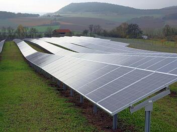 Die Solaranlage zwischen Hammelburg und Untererthal passt sich in die Landschaft ein. In Diebach wäre das eher nicht der Fall. Foto: Archiv/ Reeh