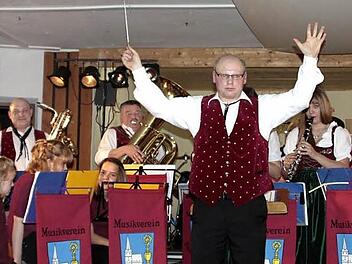 Der Musikverein Steinbach am Wald lief unter der Leitung von Dirigent Jens Vetter (oben) zur Höchstform auf.  Fotos: Simone Büttner