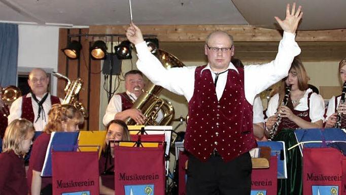 Der Musikverein Steinbach am Wald lief unter der Leitung von Dirigent Jens Vetter (oben) zur Höchstform auf.  Fotos: Simone Büttner