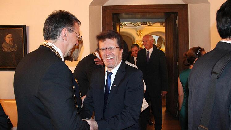 Beim Stadtemfpang defilieren die Gäste an den drei Bürgermeistern vorbei, hier IHK-Präsident Friedrich Herdan.