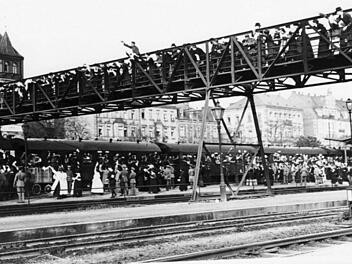 Im August 1914 winken Angehörige den Soldaten am Fürther Bahnhof zum Abschied. Repros: Franze