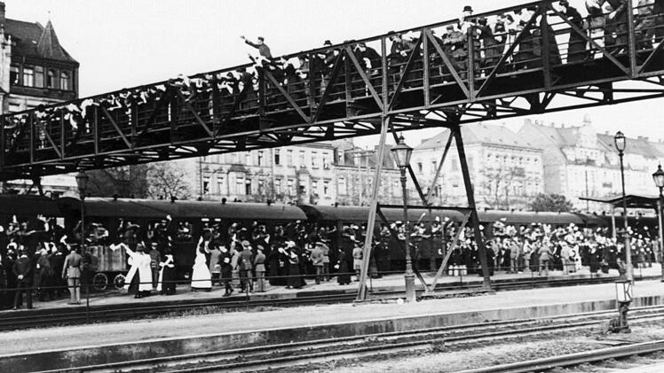 Im August 1914 winken Angehörige den Soldaten am Fürther Bahnhof zum Abschied. Repros: Franze