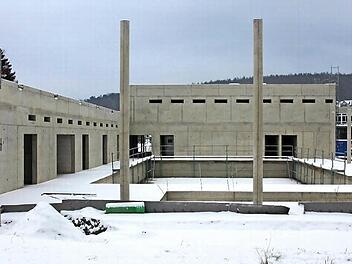 Jetzt herrscht Feiertagsruhe auf der größten Baustelle im Landkreis. Kühne Hoffnungen, dass die Dachkonstruktion aus Holz im Beckenbereich noch vor Weihnachten aufgerichtet wird, damit der Innenausbau fortgesetzt werden kann, zerstoben. Stattdessen fließen nunmehr die ersten Zahlungen. Auch die Stadt Ebern wartet auf die erste Abschlagsrechnung. Foto: Ralf Kestel