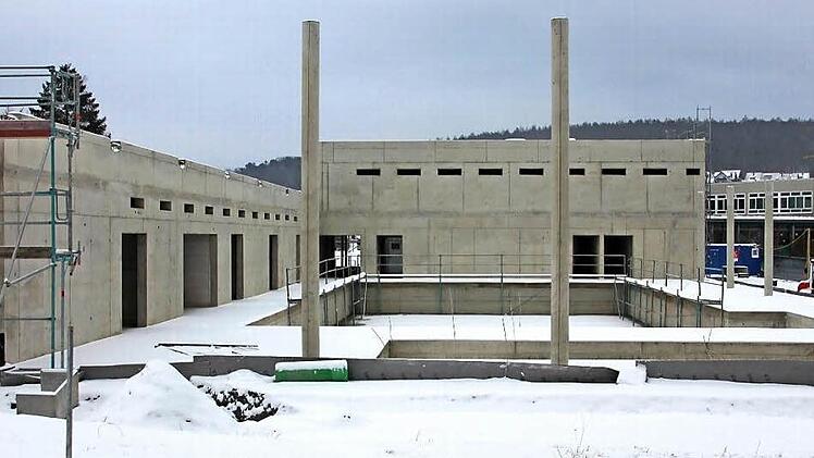 Jetzt herrscht Feiertagsruhe auf der größten Baustelle im Landkreis. Kühne Hoffnungen, dass die Dachkonstruktion aus Holz im Beckenbereich noch vor Weihnachten aufgerichtet wird, damit der Innenausbau fortgesetzt werden kann, zerstoben. Stattdessen fließen nunmehr die ersten Zahlungen. Auch die Stadt Ebern wartet auf die erste Abschlagsrechnung. Foto: Ralf Kestel