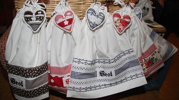 Die Brotsäckchen gibt es in allen Größen und Farben: Sie sind reich verziert mit Spitzen, handgesticktem Schriftzug und Herzchen.