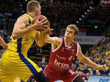 Nicolo Melli (r.) verteidigt gegen den überragenden Oldenburger Center Brian Qvale, den die Brose Baskets zu keiner Zeit der Partie in den Griff bekamen. Foto: Ulf Duda
