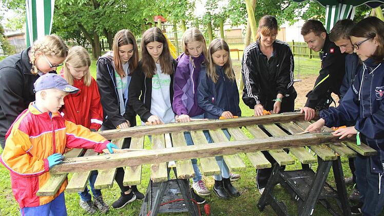 "MuFiMiFe" Untertheres kümmerte sich um das Außengelände des Kindergartens. Es packten an (von links) Nicolas, Melina, Michelle, Sarah, Mona, Felicia, Tanja, Fabian, Nicolas und Zoe.