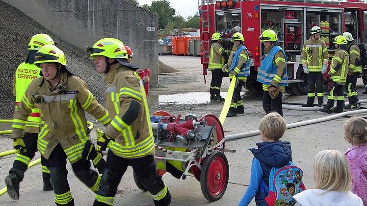 Der Schlauchrollwagen im Einsatz Foto: Klaus Oelzner