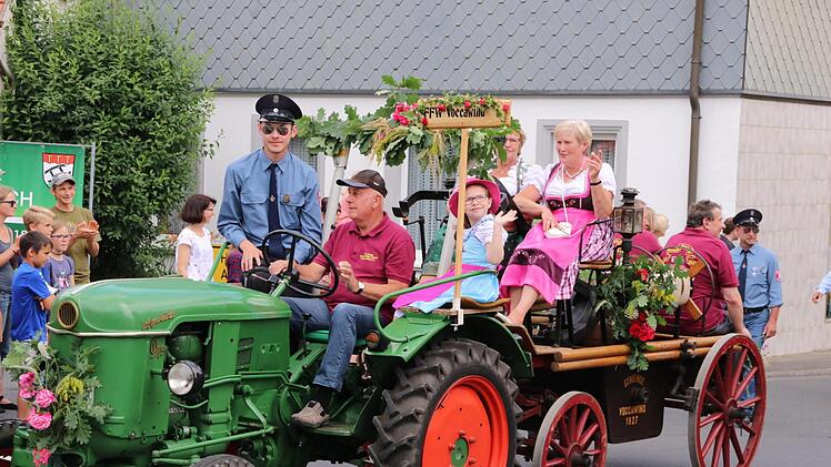 Mit einer historischen Spritze war die Feuerwehr aus dem Nachbarort Voccawind dabei.H. Will