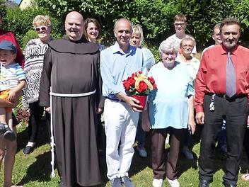 Die Jubilarin freute sich auch über die Glückwünsche von Pater Silvester Ostfeld und Bürgermeister Franz Uome. Foto: Klaus-Peter Wulf