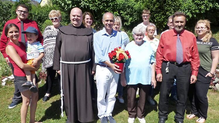 Die Jubilarin freute sich auch über die Glückwünsche von Pater Silvester Ostfeld und Bürgermeister Franz Uome. Foto: Klaus-Peter Wulf