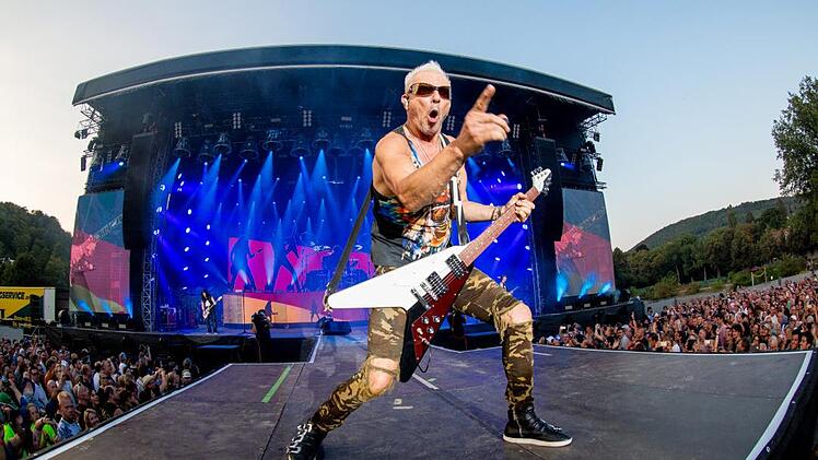Gitarrenspiel h&auml;lt jung: Rudolf Schenker heizt den rund 6000 Besuchern des Bad Kissinger Scorpions-Konzerts m&auml;chtig ein. Fabian Gebert