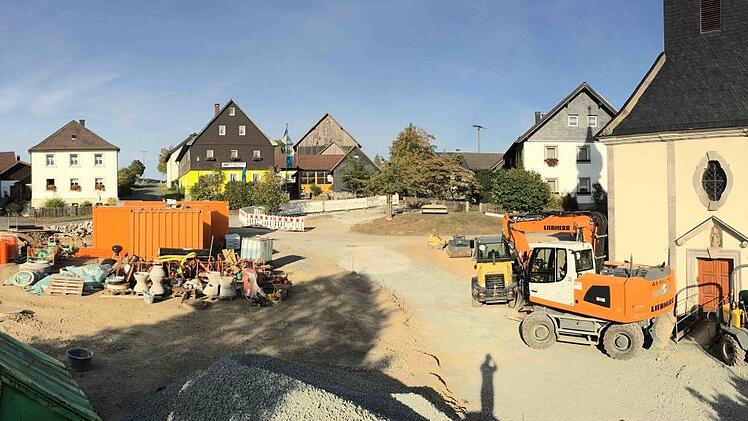 Beim Kirchenumfeld in Neuengrün gehen die Arbeiten gut voran.Stadt Wallenfels
