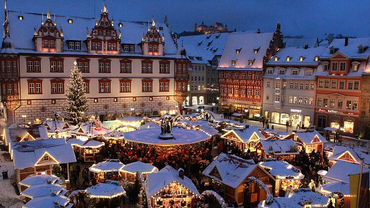 So stimmungsvoll präsentierte sich der Coburger Weihnachtsmarkt im vergangenen Jahr - Puderzucker-Schnee inklusive.Foto: Frank Briesemeister