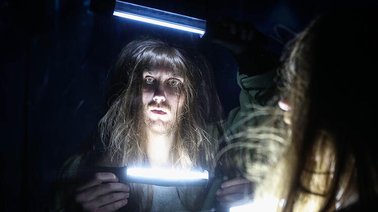 Szene aus "4.48 Psychose" im Coburger Theater in der Reithalle Foto:  Henning Rosenbusch