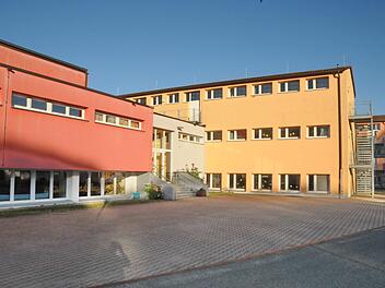 Die Grundschule Dormitz  muss saniert werden. Die Schulkinder machen zum Teil schon auf den Gängen ihre Hausaufgaben.  Foto: Karl Heinz Wirth