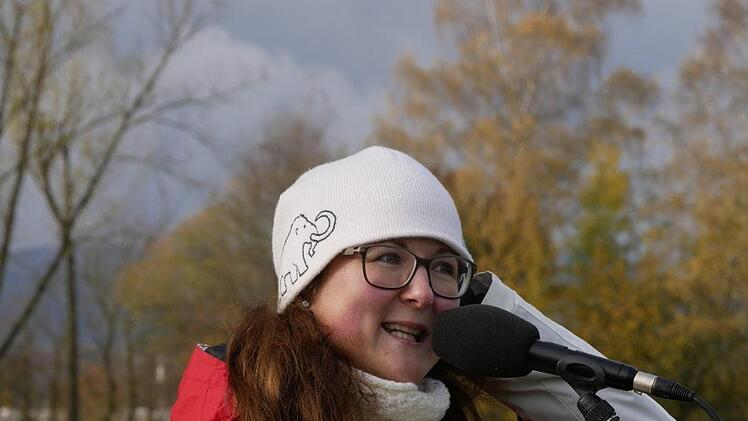 Katrin Petersen, Vorsitzende des Reit- und Fahrvereins Neustadt,  freute sich über die zahlreichen Pferde- und Hundefreunde und über den  pünktlich zur Andacht erschienenen Sonnenschein dazu.   Foto: Manja von Nida