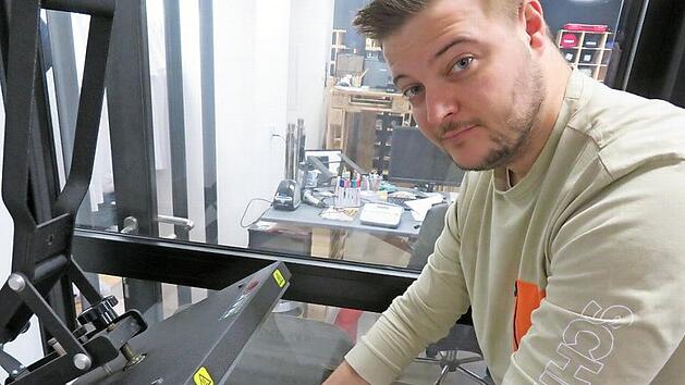 Fabian Schlund an der Transfer-Presse: Das T-Shirt wird vor Ort bedruckt. Foto: Monika Schütz