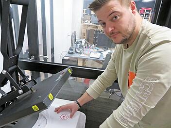 Fabian Schlund an der Transfer-Presse: Das T-Shirt wird vor Ort bedruckt. Foto: Monika Schütz