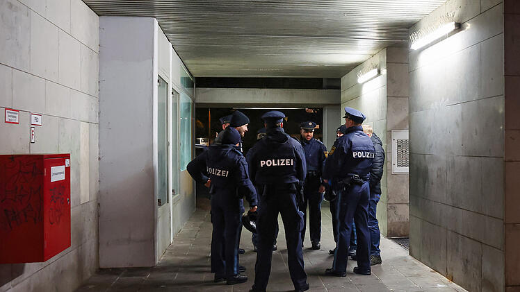 Feuerl&ouml;scher-Wurf aus N&uuml;rnberger Hochhaus - Polizei befragt Anwohner