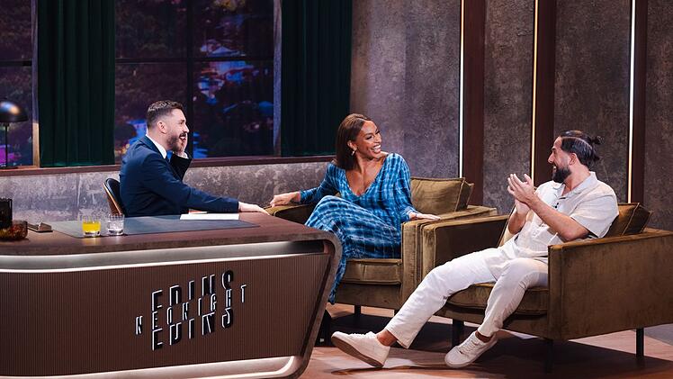 "Die Leute lieben euch", staunt Moderator Edin Hasanović (links), als er Cecilia Asoro und Maurice Dziwak in seiner Show begrüßt.