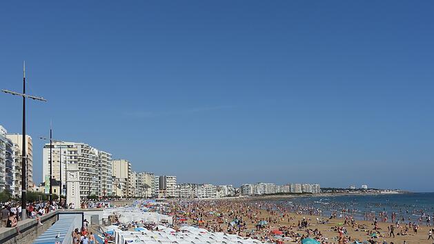 Bu&szlig;geld droht: Beliebter Badeort Les Sables-d'Olonne verbietet nackte Oberk&ouml;rper auf den Stra&szlig;en